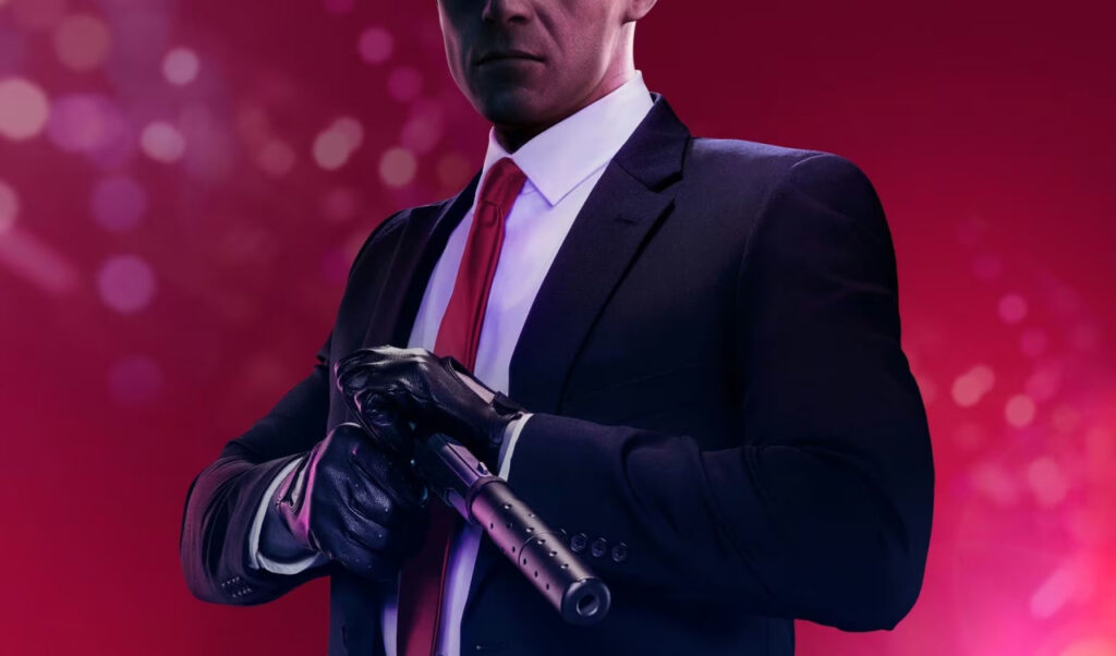 Агент 47 из Hitman держит пистолет на фоне розового света