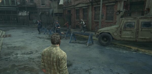 Джоэл из The Last of Us наблюдает солдат во дворе