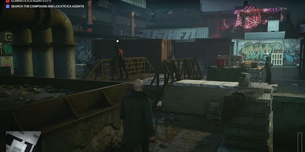 Агент 47 из Hitman крадется по стройплощадке ночью
