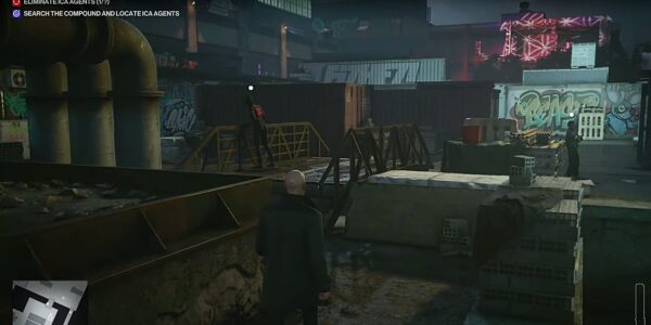 Агент 47 из Hitman крадется по стройплощадке ночью