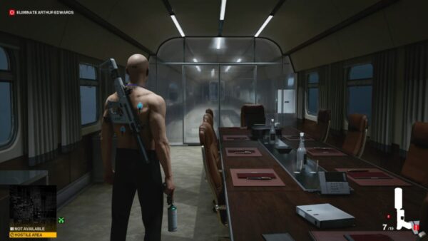 Агент 47 из Hitman стоит в вагоне-ресторане