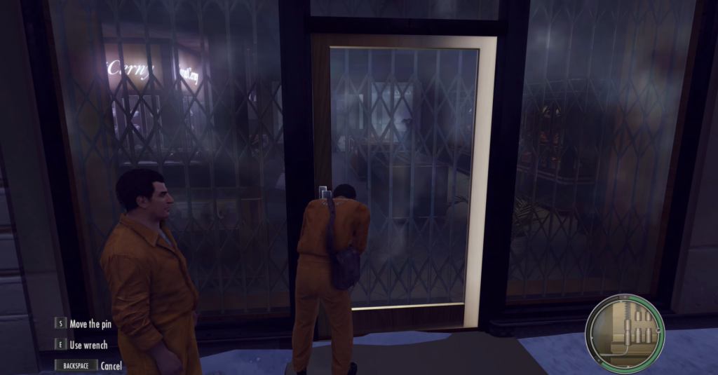 Персонаж Mafia II взламывает дверь в магазине