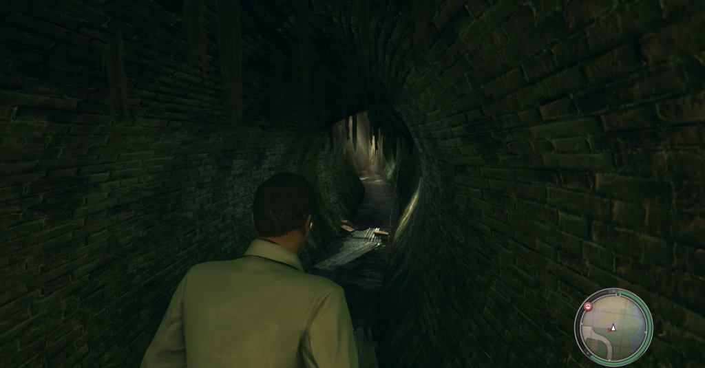 Персонаж идет по кирпичному канализационному туннелю в Mafia II