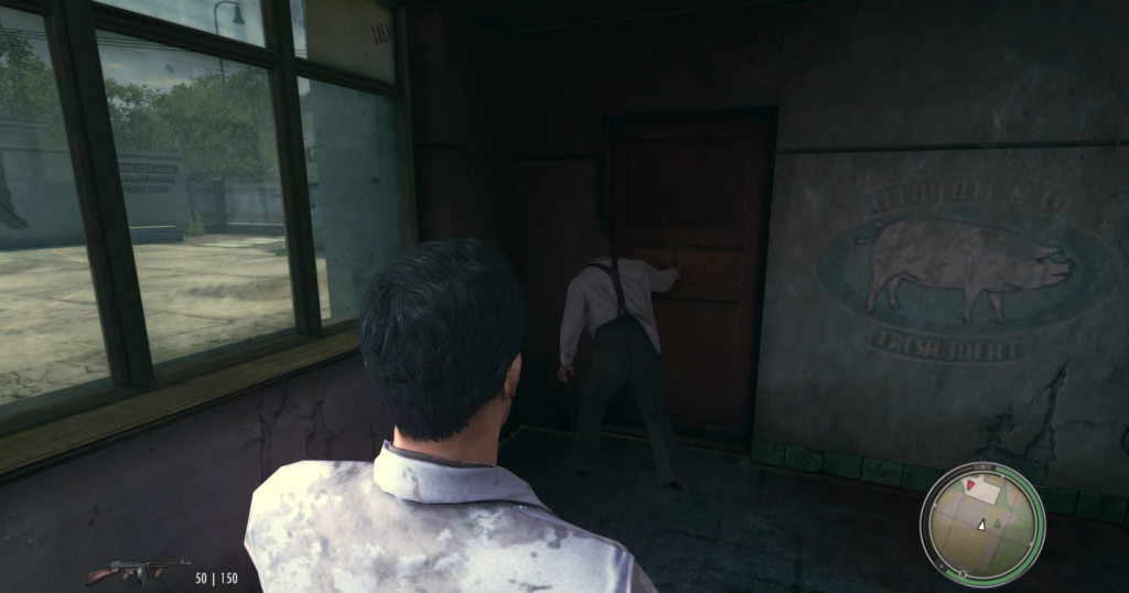 Персонаж Mafia II открывает дверь в здании