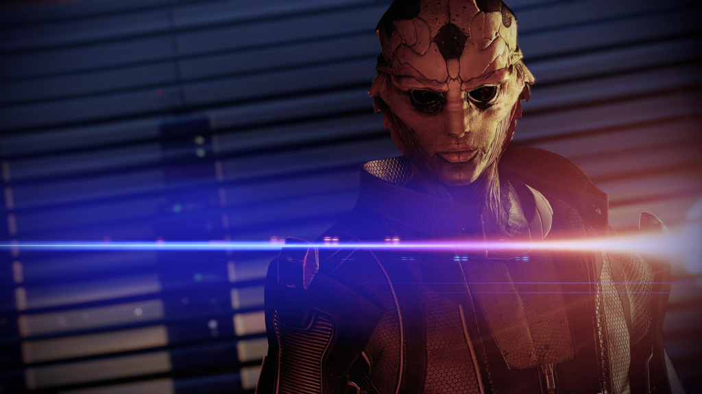 Турианец из Mass Effect стоит в помещении с жалюзи