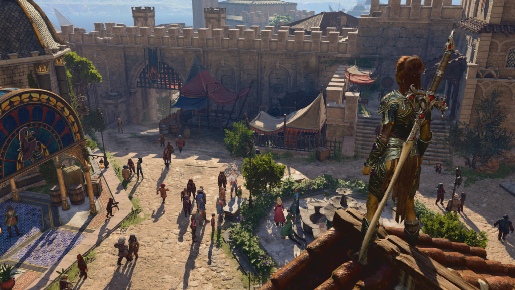 Воин с мечом стоит на городской площади
