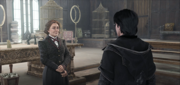 Профессор Уизли разговаривает со студентом в кабинете Hogwarts Legacy