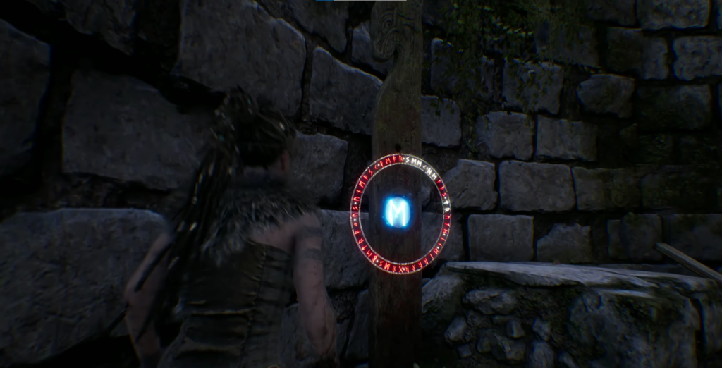 Сенуа из Hellblade смотрит на синюю руну у стены