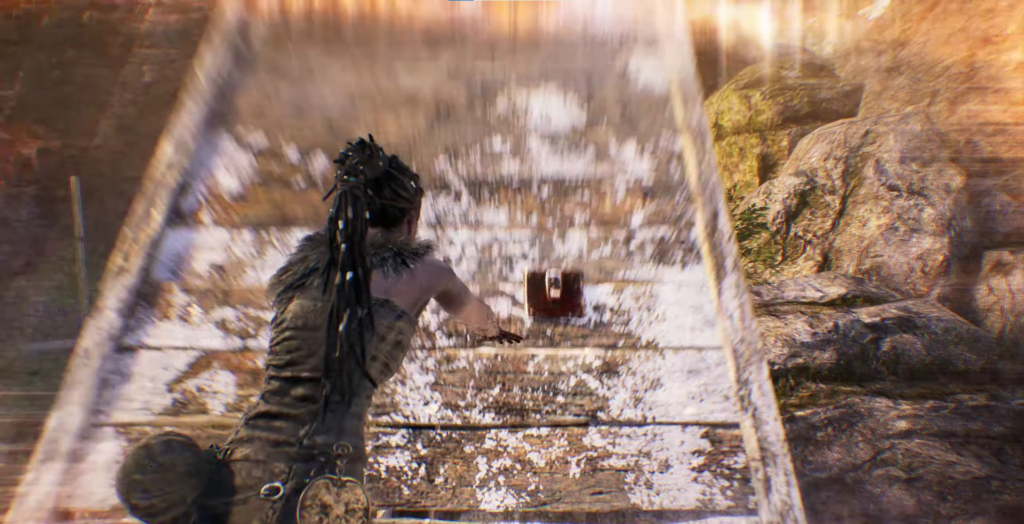 Сенуа из Hellblade толкает сундук по склону