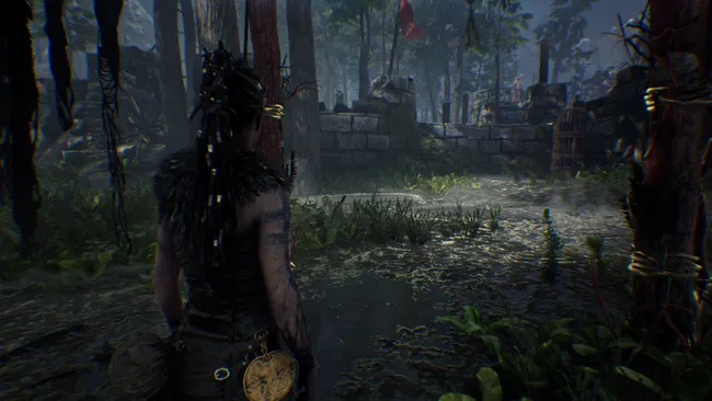 Сенуа из Hellblade стоит в лесных руинах