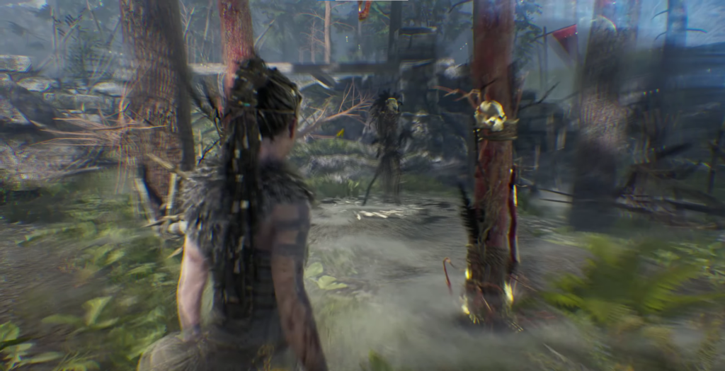 Сенуа из Hellblade стоит в туманном лесу
