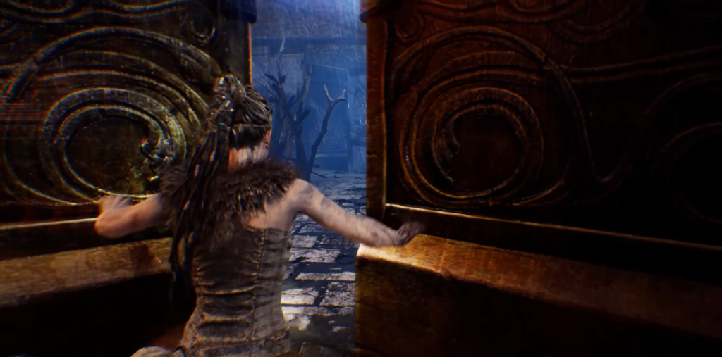 Сенуа из Hellblade открывает ворота в лесу