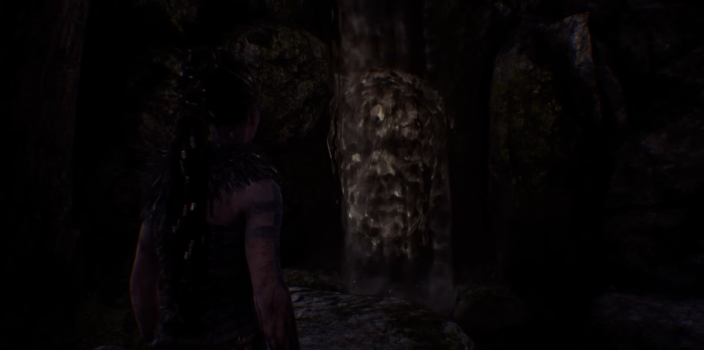 Сенуа из Hellblade смотрит на лицо в водопаде