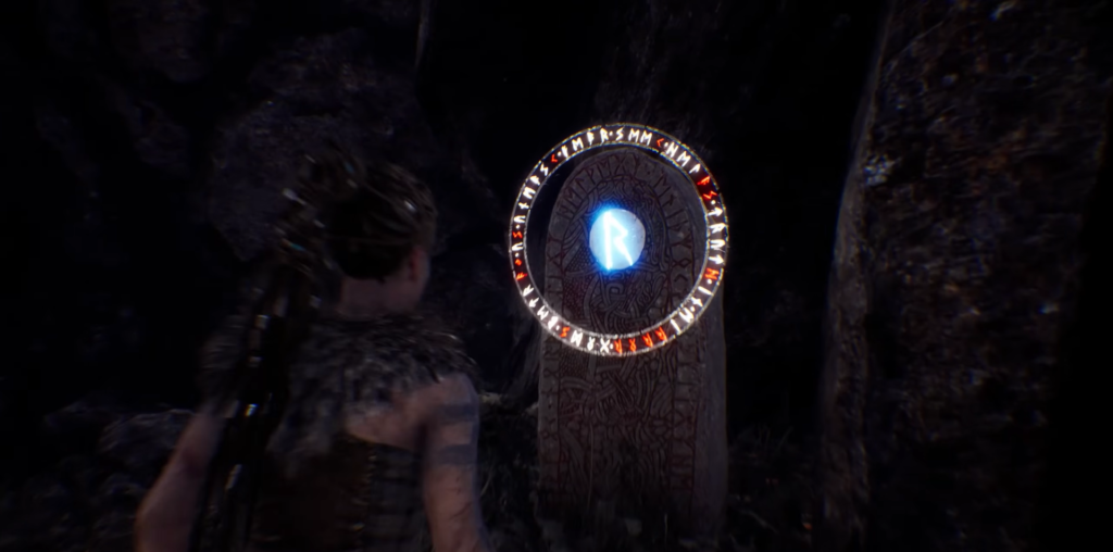Сенуа из Hellblade смотрит на светящийся рунический камень