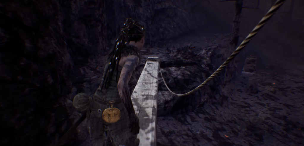 Сенуа из Hellblade идет по доске над пропастью