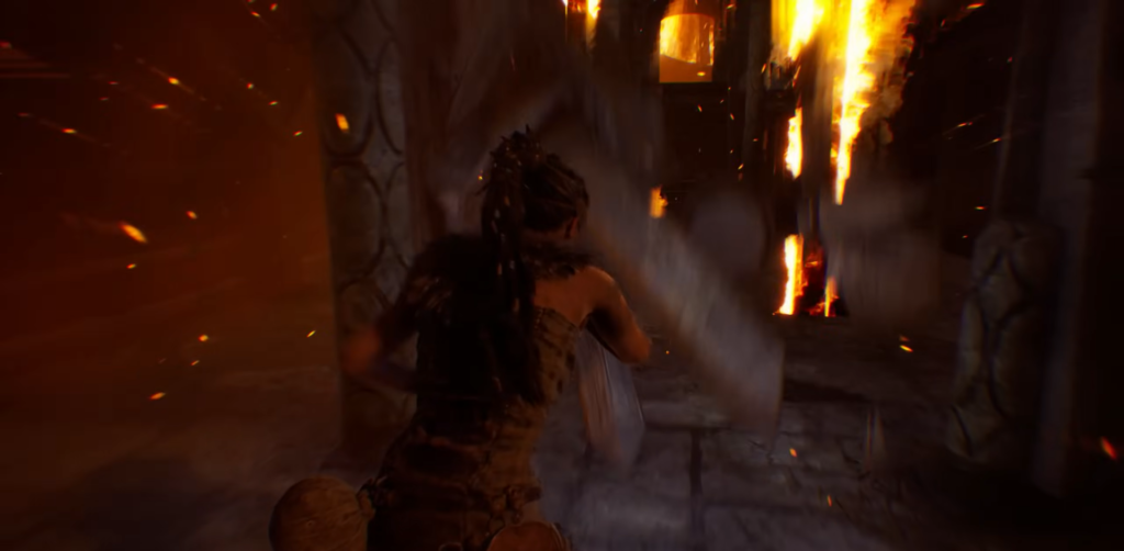 Сенуа бежит по горящему коридору в Hellblade