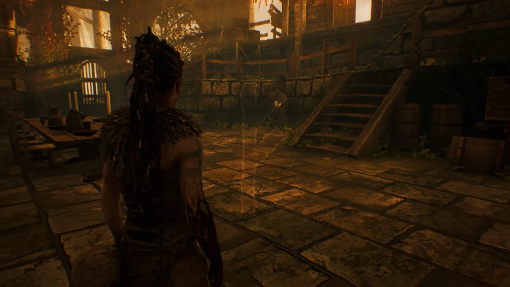 Сенуа из Hellblade стоит в каменном дворе