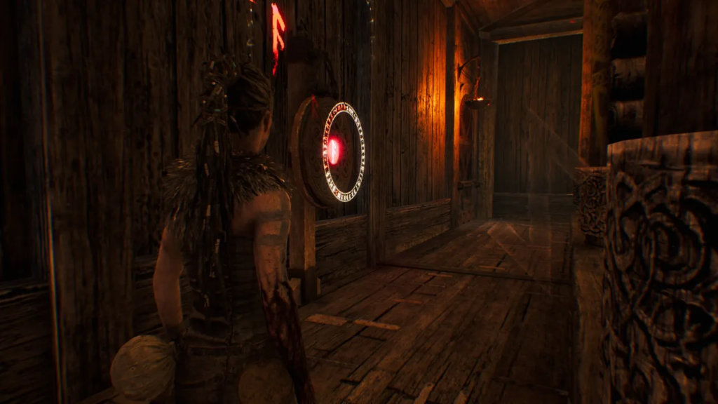 Сенуа из Hellblade смотрит на руну в доме