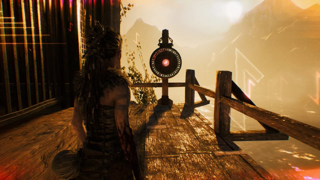 Сенуа из Hellblade смотрит на рунический диск на мостке