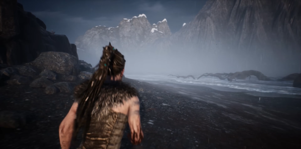 Сенуа из Hellblade бежит по туманному берегу