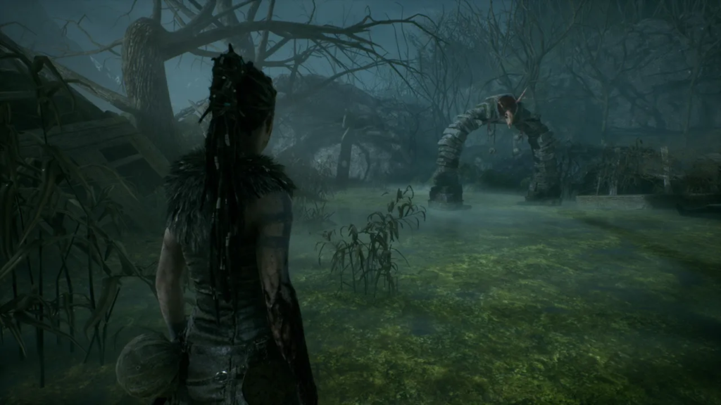 Сенуа из Hellblade смотрит на монстра в болоте