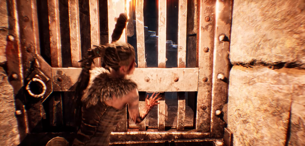 Сенуа из Hellblade открывает решётчатую дверь в крепости