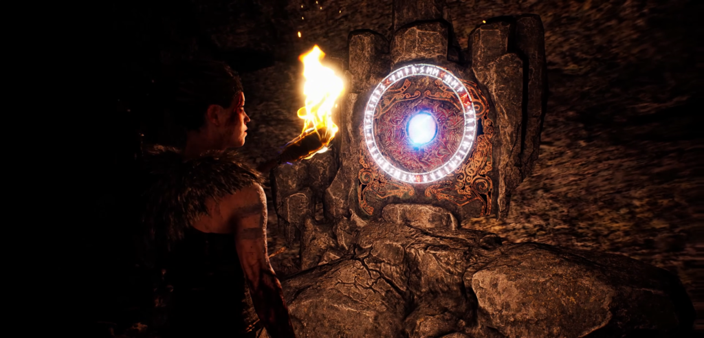 Сенуа из Hellblade держит факел у рунического портала