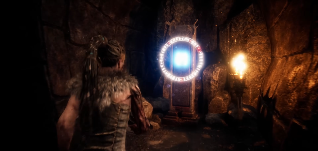Сенуа из Hellblade смотрит на светящийся портал в пещере