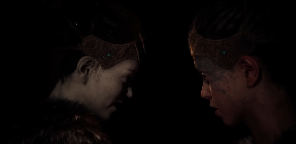 Сенуа из Hellblade смотрит на своё отражение в темноте