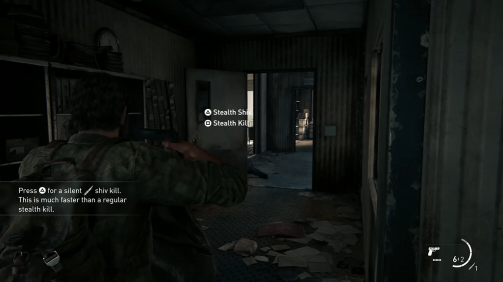 Джоэл из The Last of Us целится в коридоре