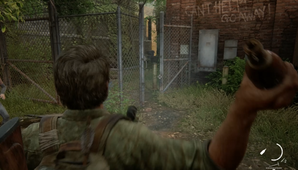 Джоэл из The Last of Us бросает бутылку у забора