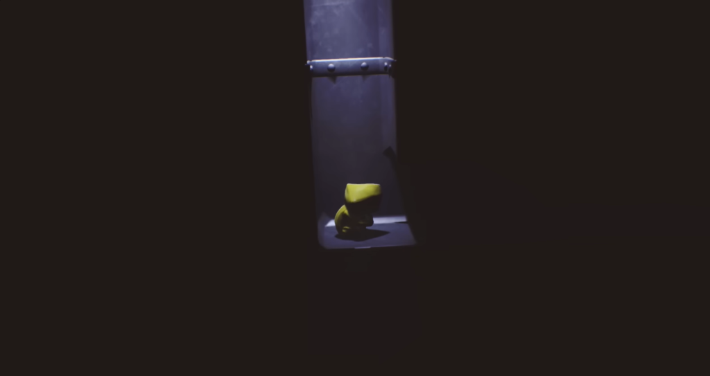 Шестая из Little Nightmares сидит в темном коридоре