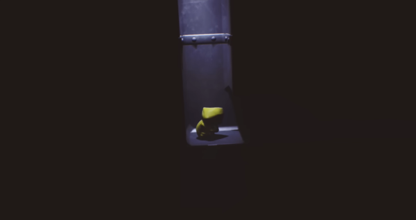 Шестая из Little Nightmares сидит в темном коридоре
