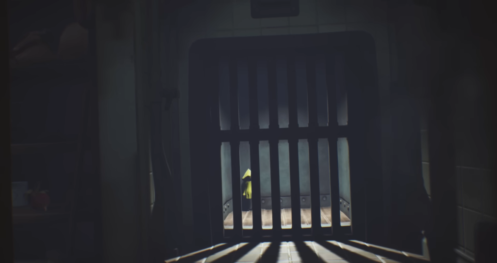 Шестая из Little Nightmares стоит за решёткой в комнате