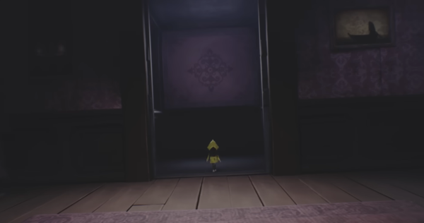 Шестая из Little Nightmares стоит у лифта в комнате