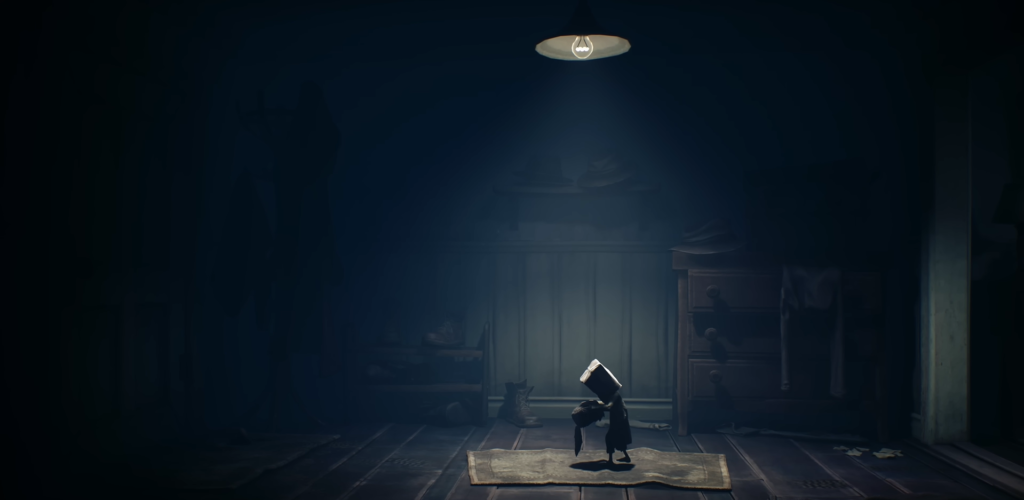 Шестая из Little Nightmares держит куклу в комнате