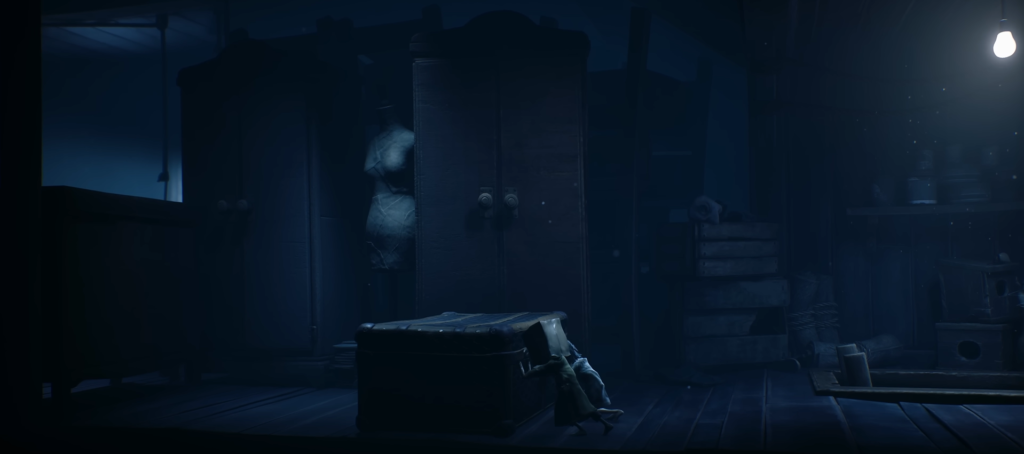 Шестая из Little Nightmares прячется за сундуком в комнате