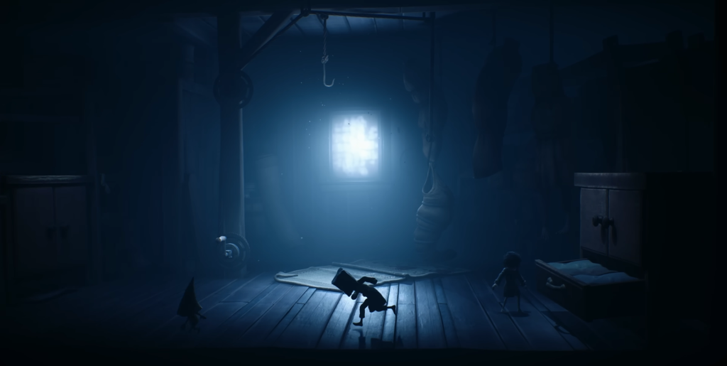 Шестая из Little Nightmares бежит по тёмной комнате