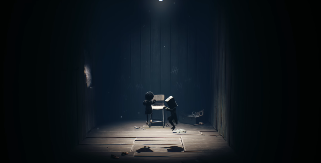 Шестая и Моно толкают стул в комнате Little Nightmares II