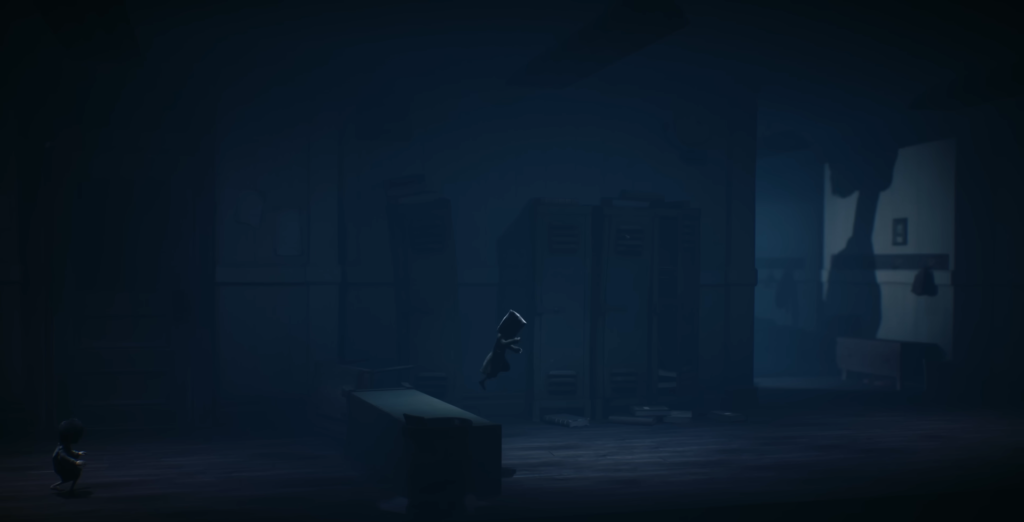 Шестая прыгает в коридоре с шкафчиками Little Nightmares