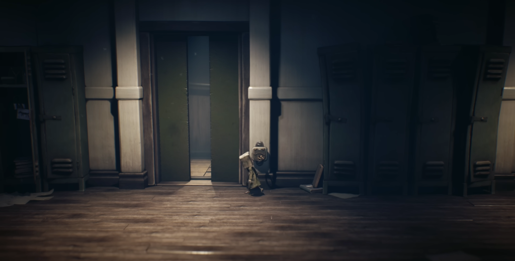 Шестая из Little Nightmares открывает дверь в коридоре