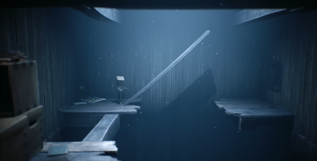 Шестой из Little Nightmares идёт по доскам в комнате