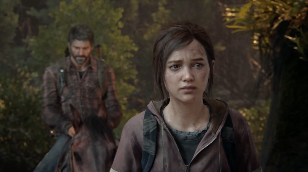 Элли из The Last of Us идет в лесу