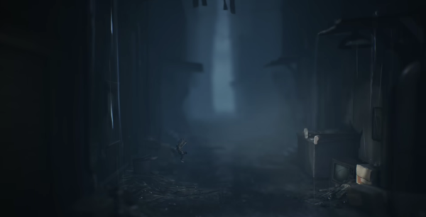 Шестая из Little Nightmares II бежит по коридору
