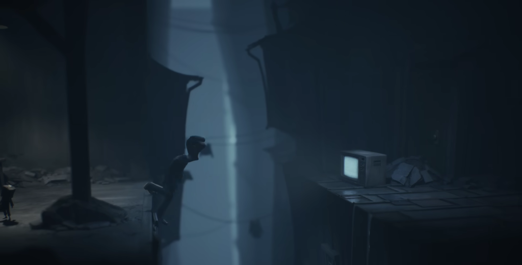 Шестой из Little Nightmares II карабкается в комнате с телевизором