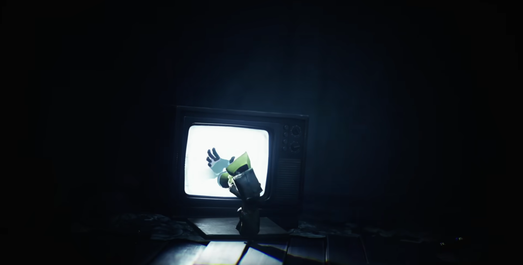 Шестая из Little Nightmares тянется к телевизору в темноте