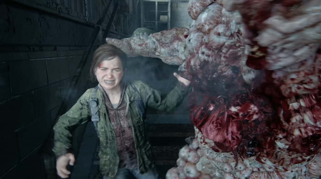 Элли из The Last of Us отбивается в коридоре