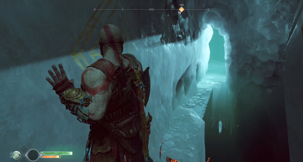 Кратос из God of War идет по ледяной пещере
