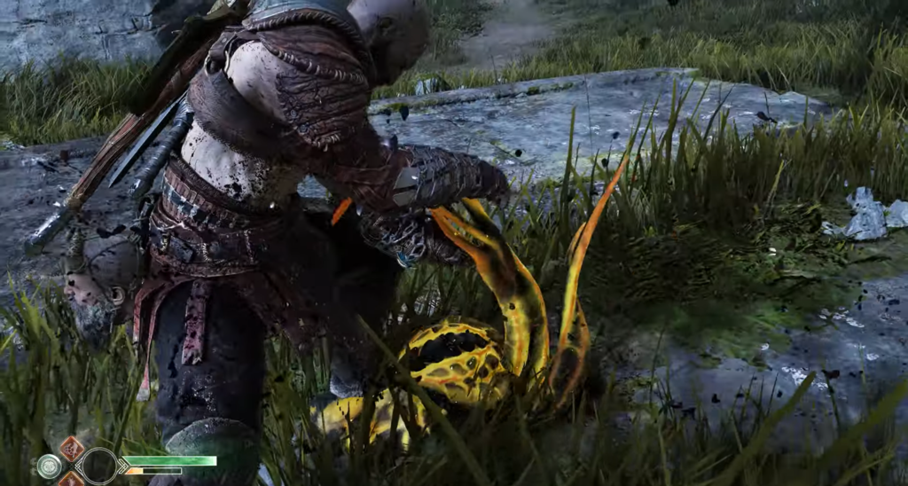 Кратос из God of War убивает монстра в траве