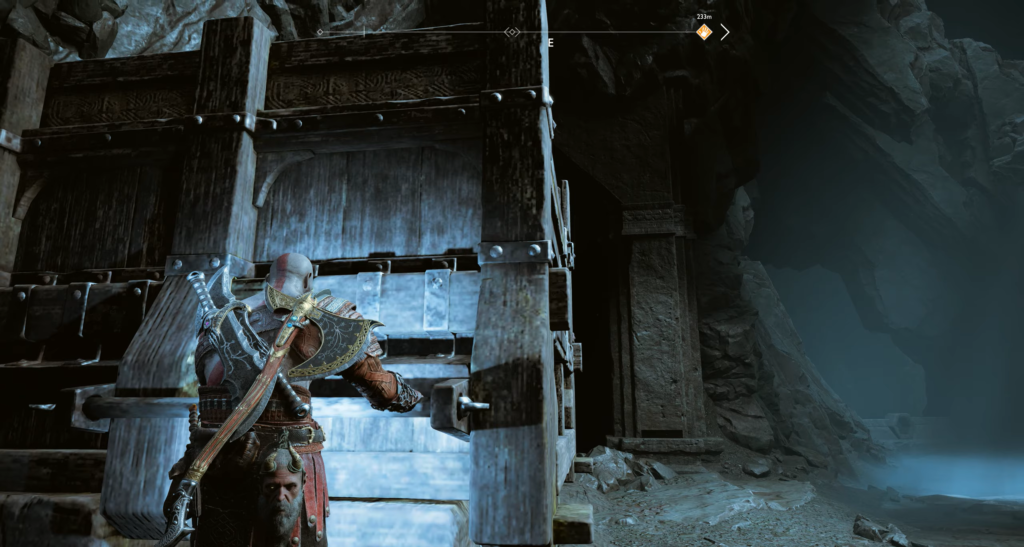 Кратос открывает деревянные ворота в пещере God of War